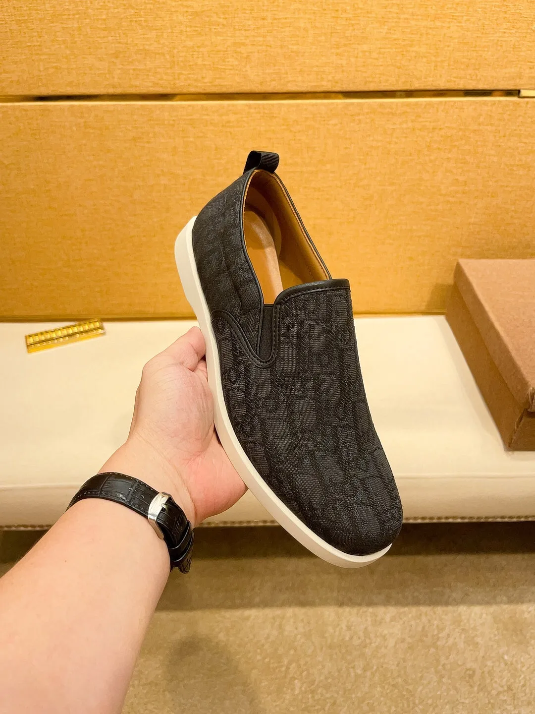 Factory price 380🔥[Dior] The latest 2024 new model is carefully crafted and set off the audience! An international brand that continues to innovate. This men's all-season casual shoe, the original version, has an all-leather upper, breathable and comfortable leather feet ➕Rubber non-slip outsole, breathable and comfortable, quality speaks for itself👄Color: two colors Size: 38-44